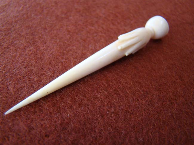 A 19th century carved 'Whale Ivory' bodkin with open hand terminus — image 2